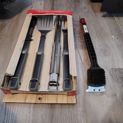 Broil King Baron Series Stainless Steel 4-Piece BBQ Tool Set + 1 Grill Brush