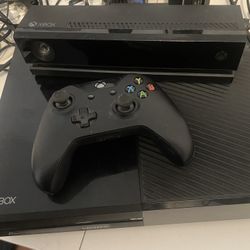 Xbox One With Kinect And Controller 