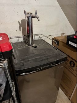 Kegco 2-Tap Kegerator + CO2 Tank and Acessories