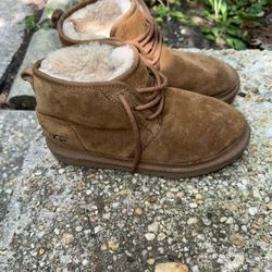 UGG Neumel Suede Lace-Up Boots – Chestnut 
