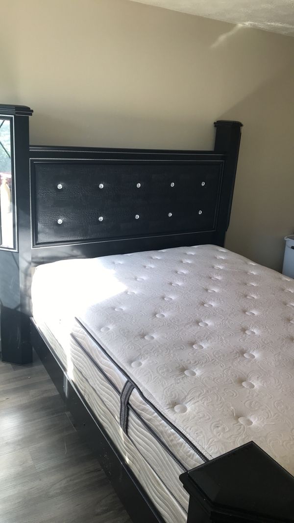 Fancy Queen Bed Furniture In East Hartford Ct Offerup
