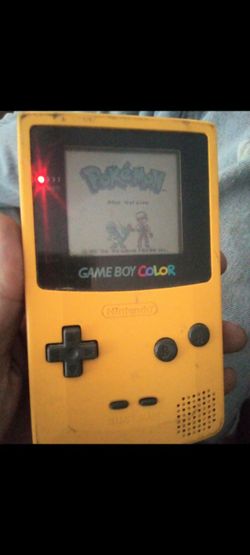 Gameboy color yellow with pokemon Blue