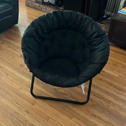 Black folding saucer chair 