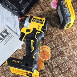 DEWALT ATOMIC 20-VOLT MAX LITHIUM ION BRUSHLESS CORDLESS  1/4 IN HEX IMPACT DRIVER KIT 