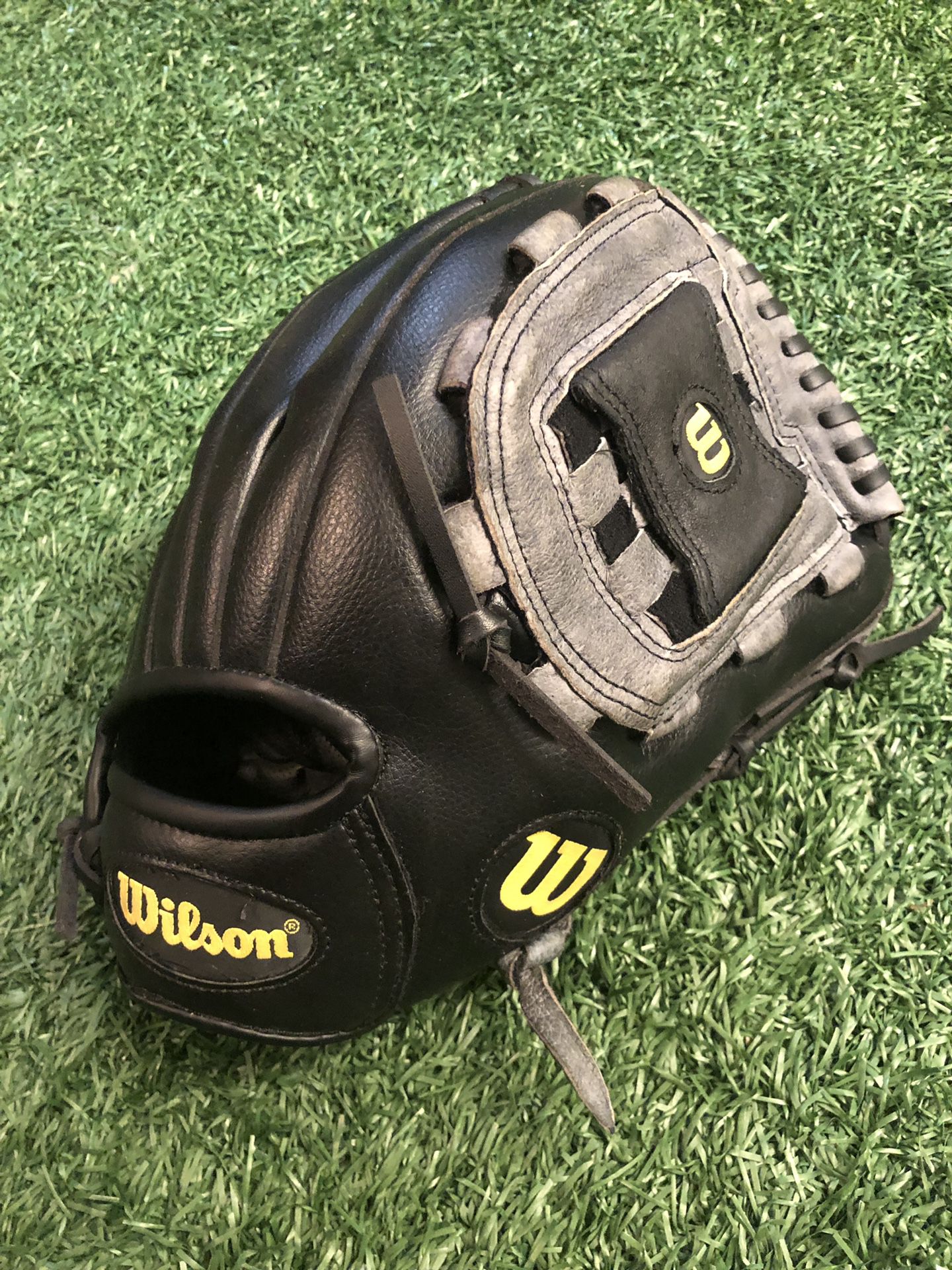 12” Wilson Baseball/Softball Glove Right Hand Throw