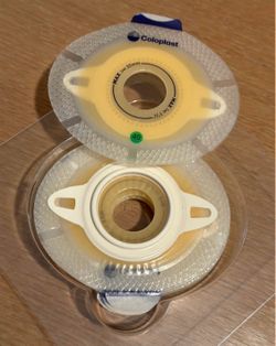 SenSura 10017  Click Xpro ostomy baseplate with belt tabs