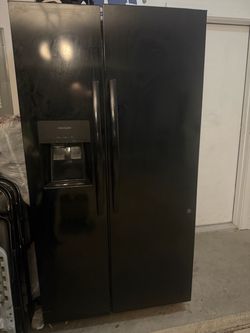 Frigidaire Gallery Side-by-Side Refrigerator – Black – Great Condition