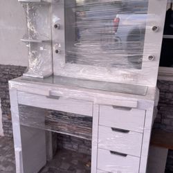 Vanity Set With Shelf