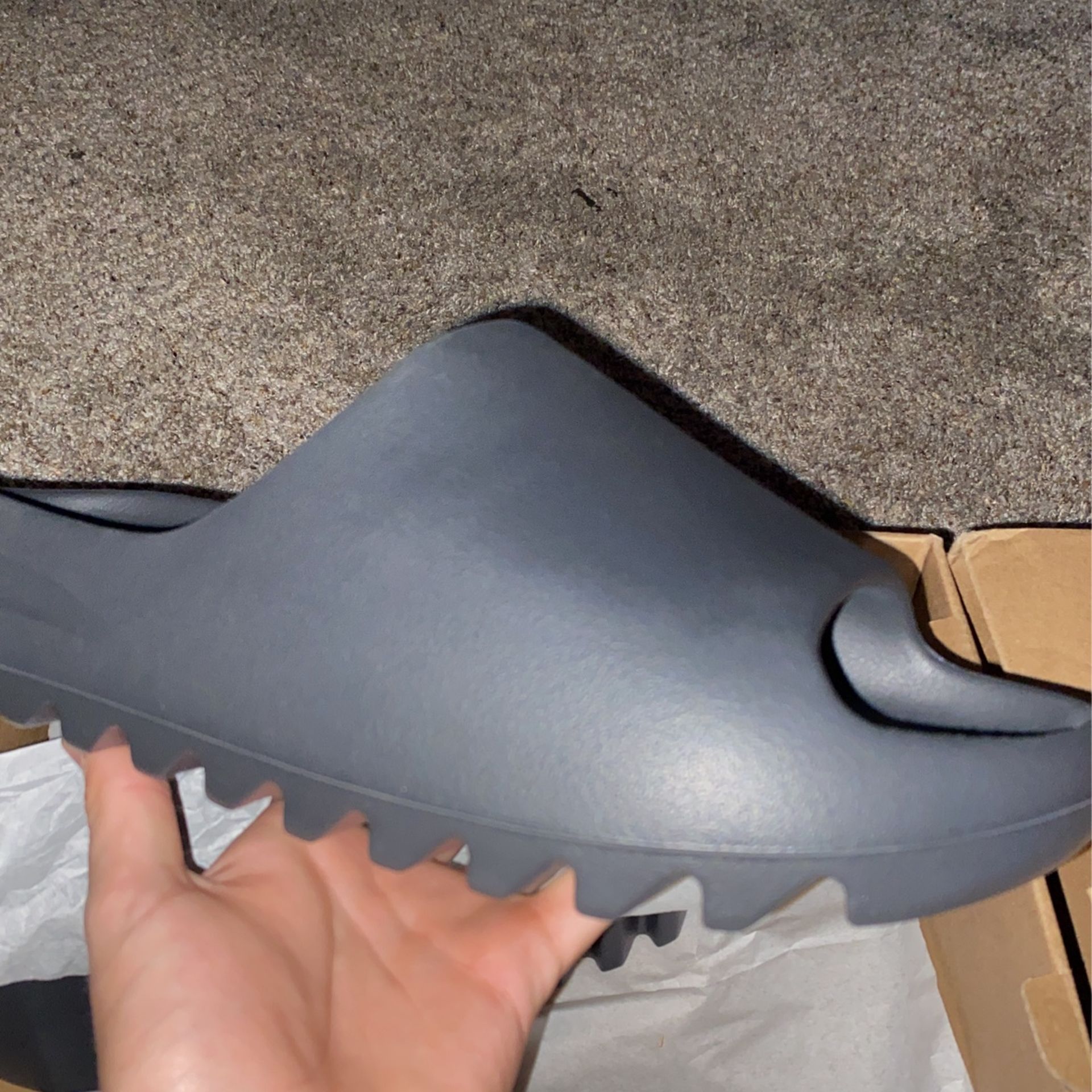 BRAND NEW YEEZY SLIDE ONYX - M11