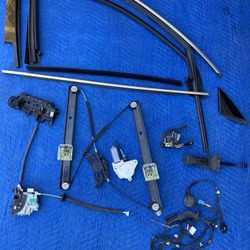 2019 Audi Q5 FRONT Passenger Right Side door glass, Window regulator, lock actuator, Chrome trim