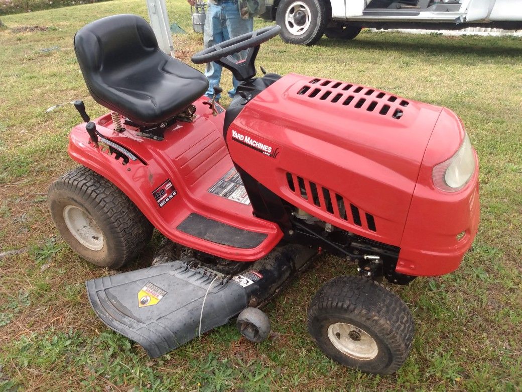 Yard Machine Tractor Mower / 42 In. Cutting Deck. 