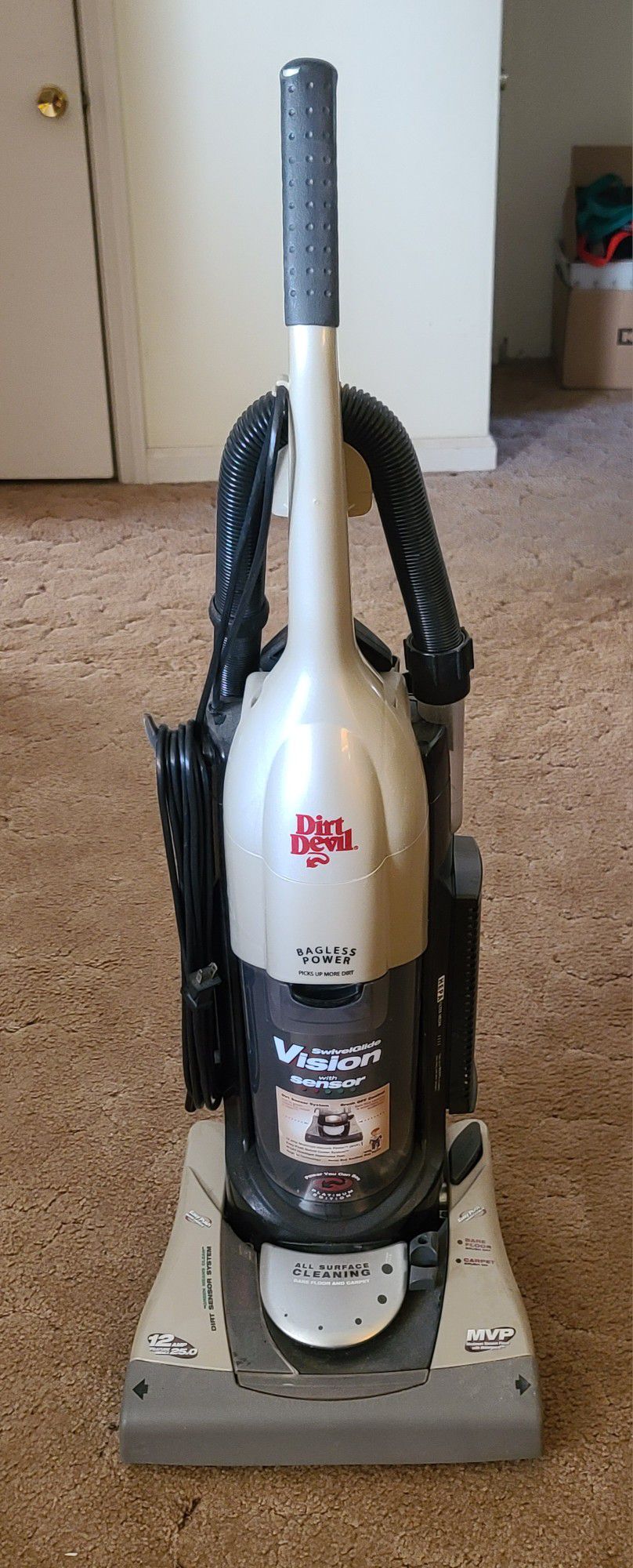 ROYAL DIRT DEVIL VACCUM MODEL 089900 WITH ATTACHMENTS - WORKS GREAT 