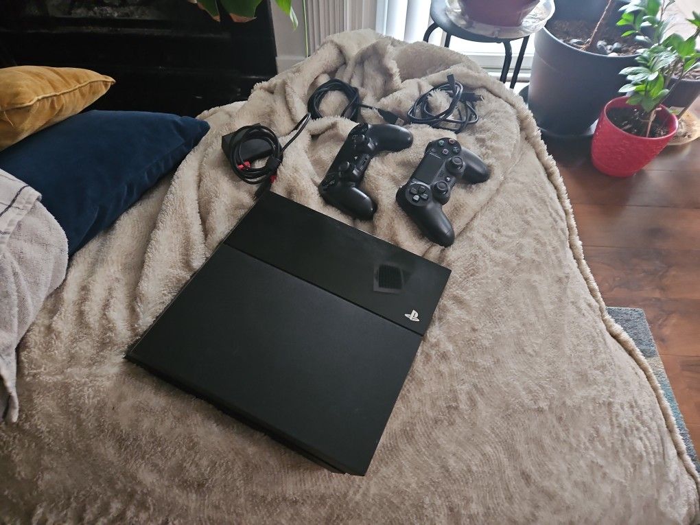 PS4 Slim Excellent Condition