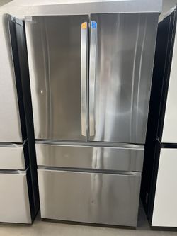 NEW OPEN BOX LG FOUR DOOR STAINLESS STEEL REFRIGERATOR 