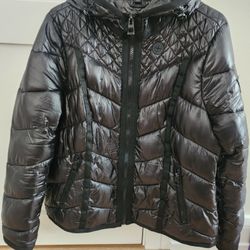 Guess women's lightweight packable puffer jacket w/hood and phone pocket cord holes