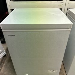 New Vissani Freezer 5.0 cu ft ( 1 Month Warranty)