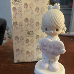 Precious Moments Figurine E-7154 God is Love Dear Valentine Girl porcelain figurine