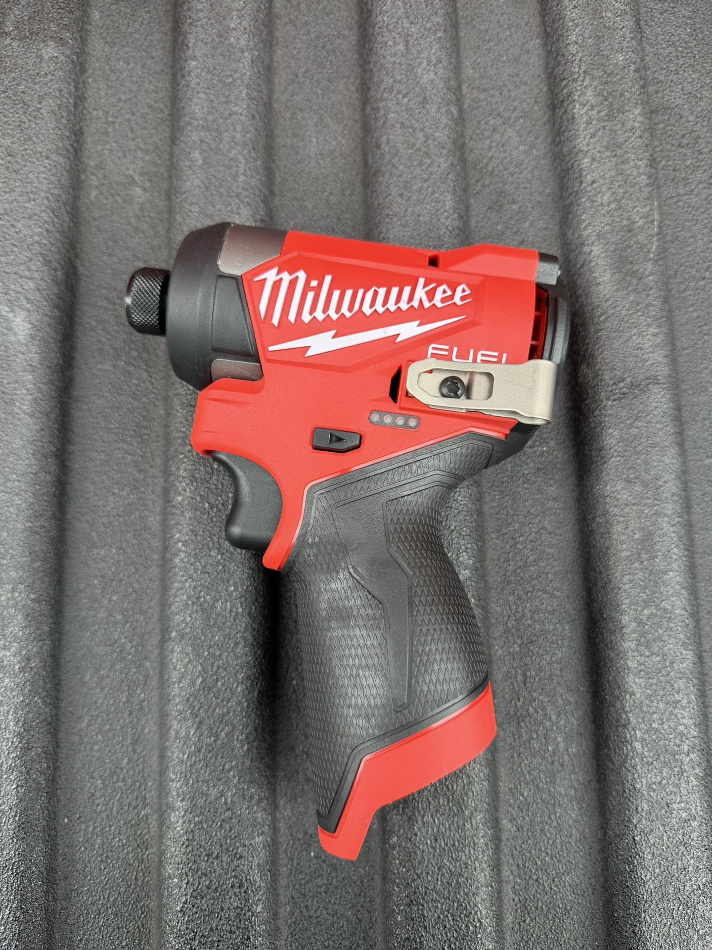 Milwaukee M12 FUEL 1/4” Hex Impact Driver – $110 (Tool Only) / $135 con batería y cargador