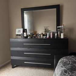 Dresser And Mirror +nightstand 