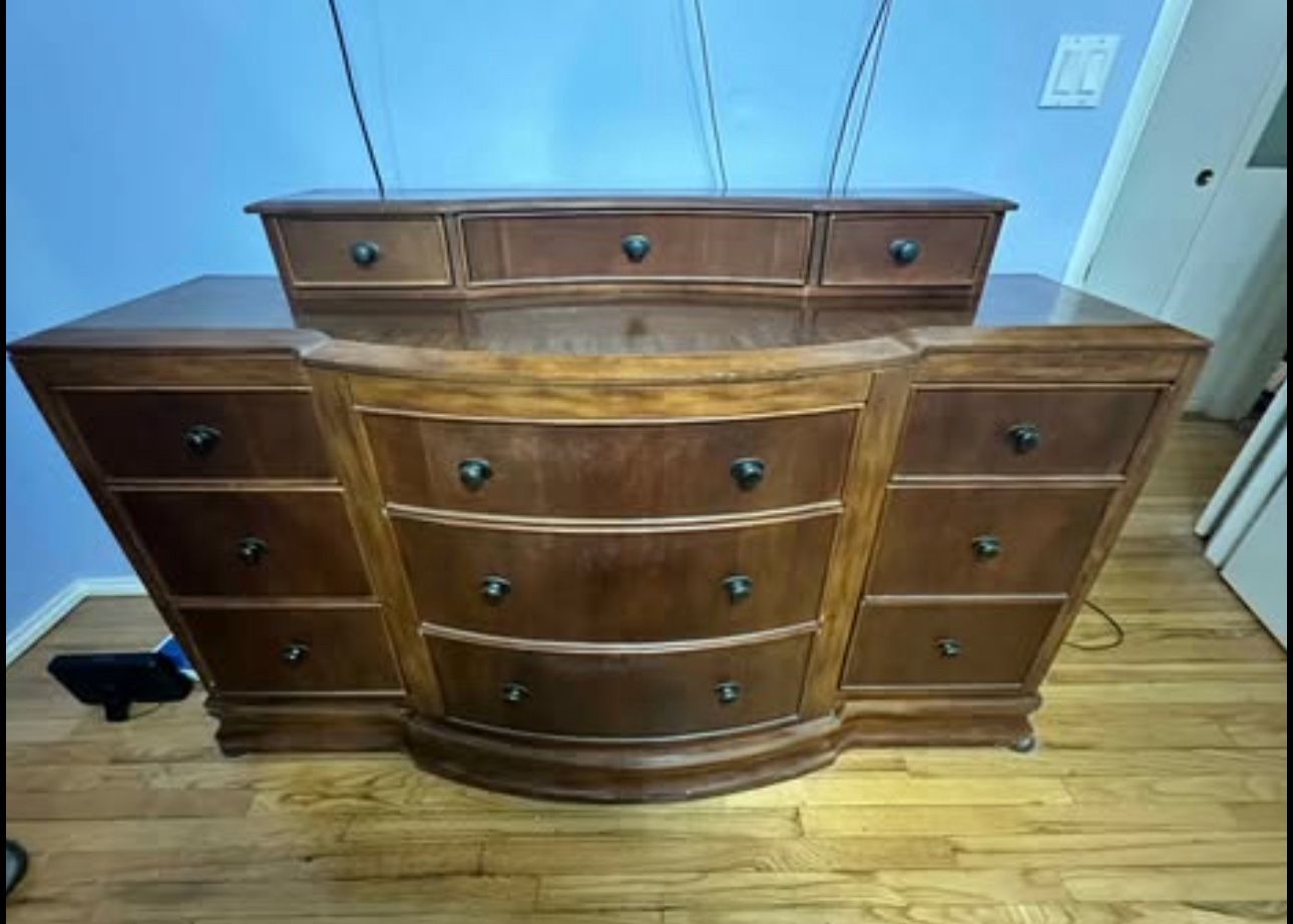 Dresser With Mirror