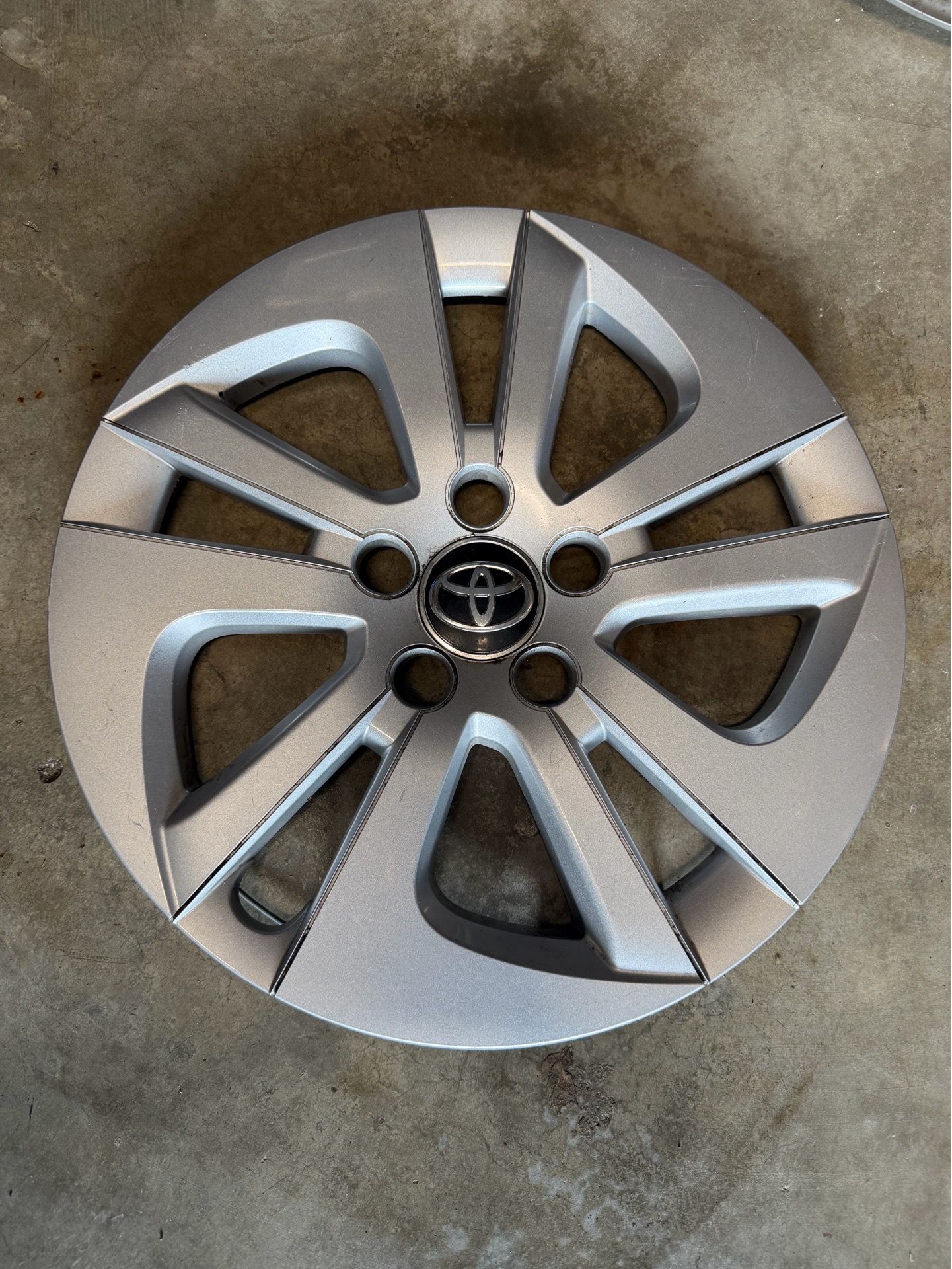 2015-2017 OEM Toyota hubcaps Size 15”