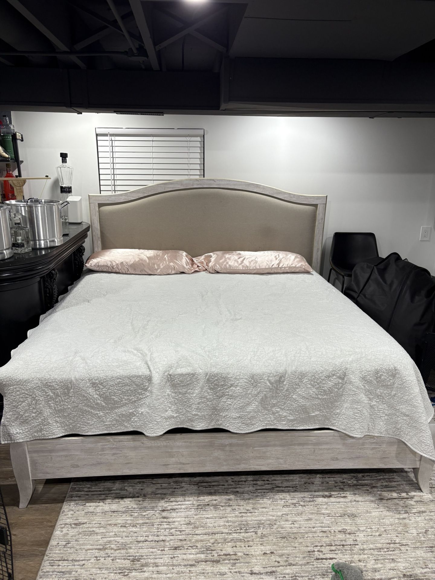 King Size Bed. for Sale in North Riverside, IL OfferUp