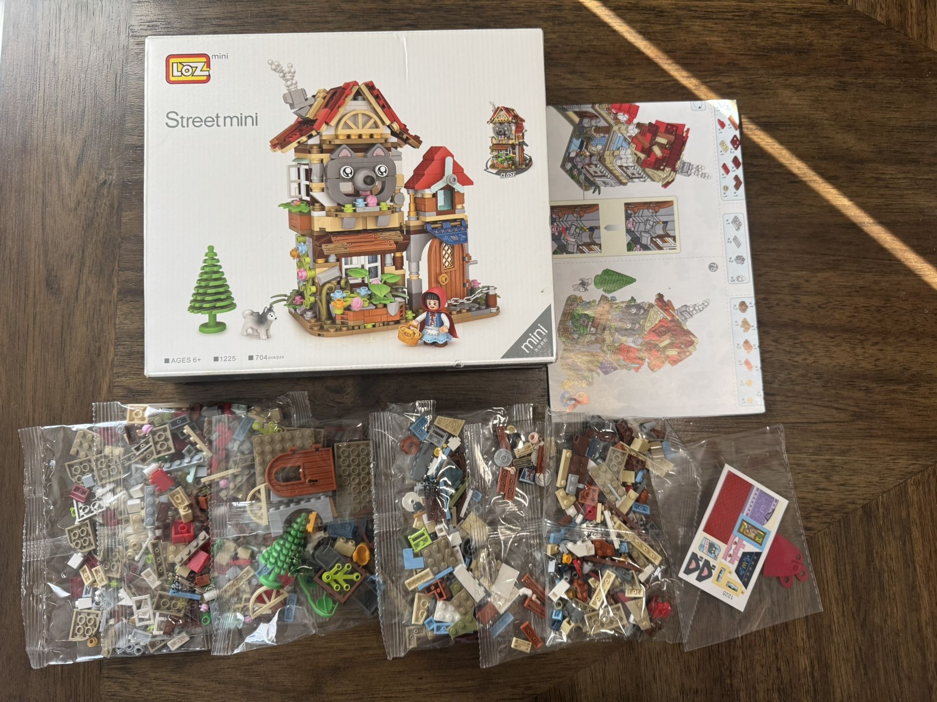 Creative building set, LOZ Little Red Riding Hood set. The best gift, toy.