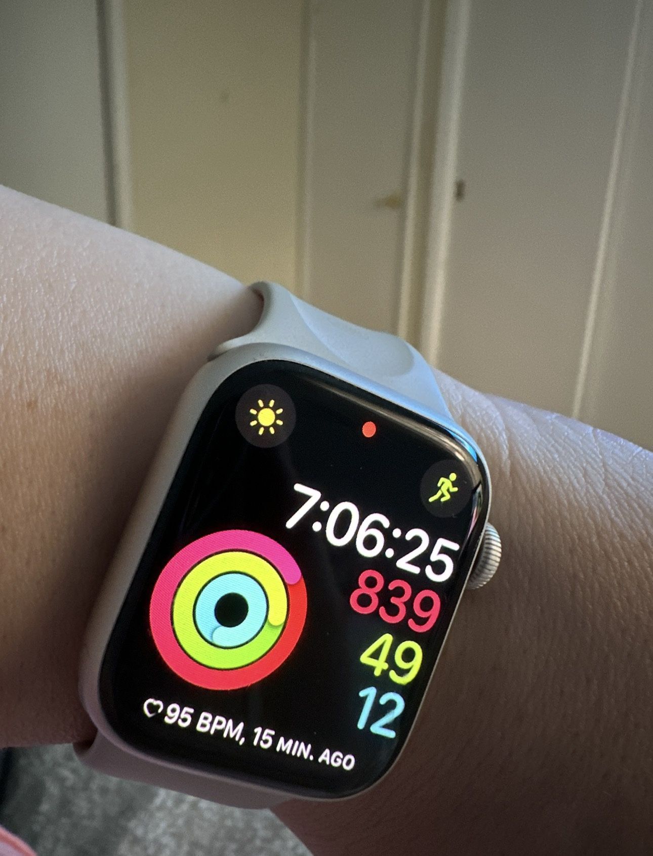 Apple Watch Series 7 41mm • 32.0GB • Starlight Aluminum Starlight Sport Band