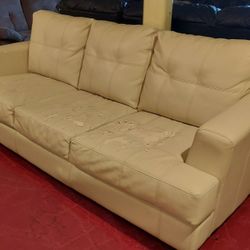 White Leather couch Very Comfortable  Can Deliver Okc AreA 30