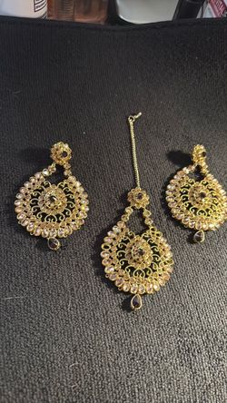 Gold Kundan Earrings and Maang Tikka Set