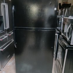 Refrigerator ge w33" 2 door in black good condition 40 days warranty