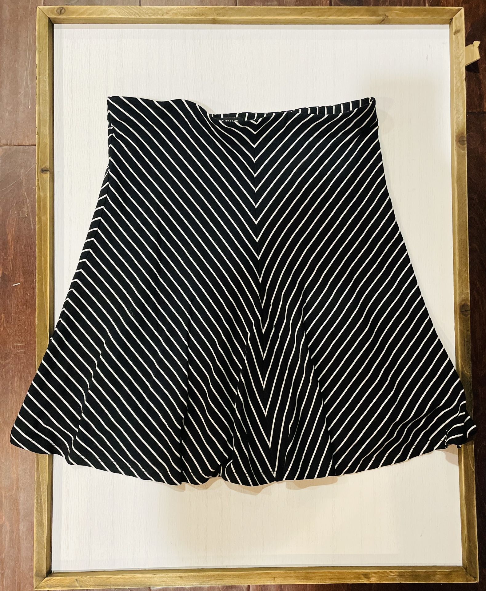 Ann Taylor Petite Women’s XXSP Black & White Diagonal Striped Skirt; 94% Rayon 6% Spandex; 18” in Length; Mid-Length