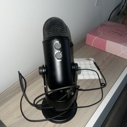 Blue Yeti USB Microphone – Pro Sound for Podcasting, Streaming & Voiceovers