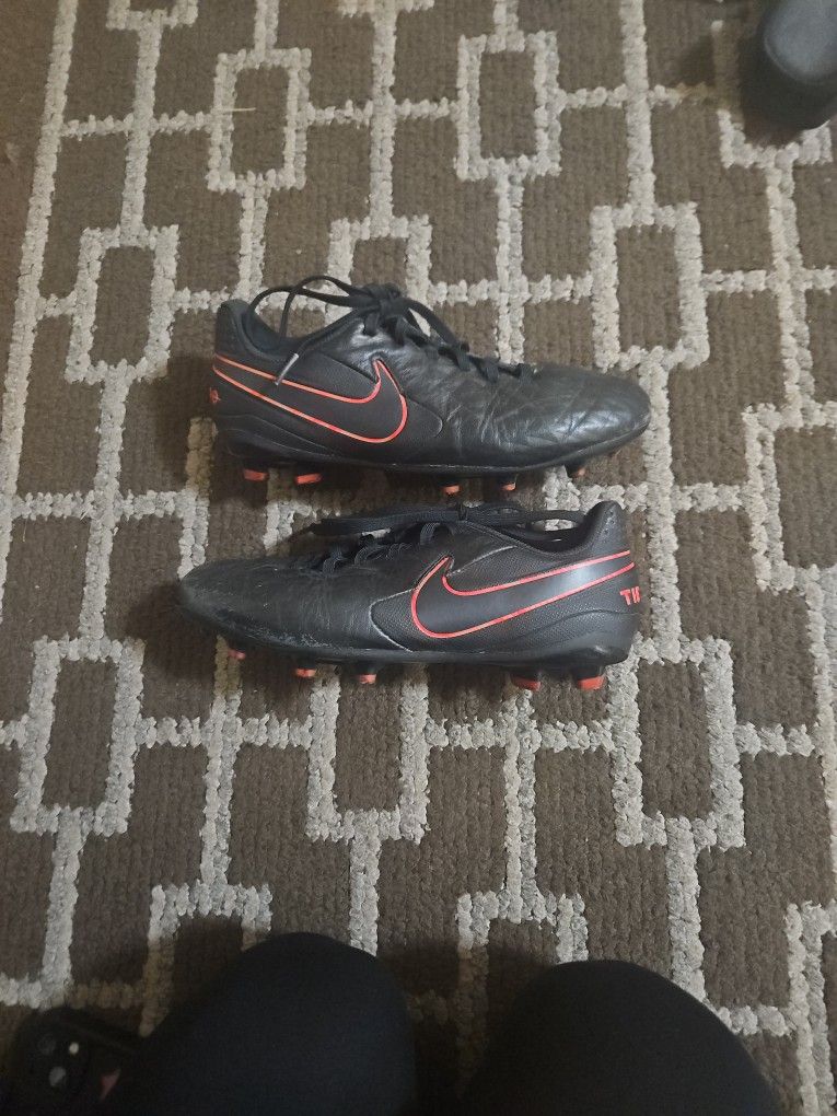 Black & Red Nike Tempo