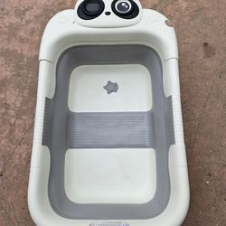 collapsible baby bathtub equipped with a built-in digital temperature monitor