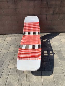 Folding lounge chair
