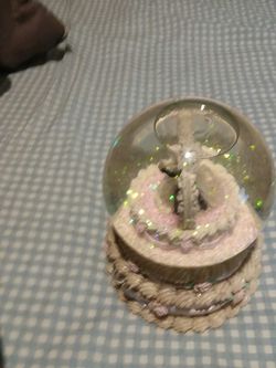 Groom and bride glitter water globe