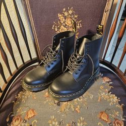 Doc Martens Size 7 Male, 8 Ladies Boots