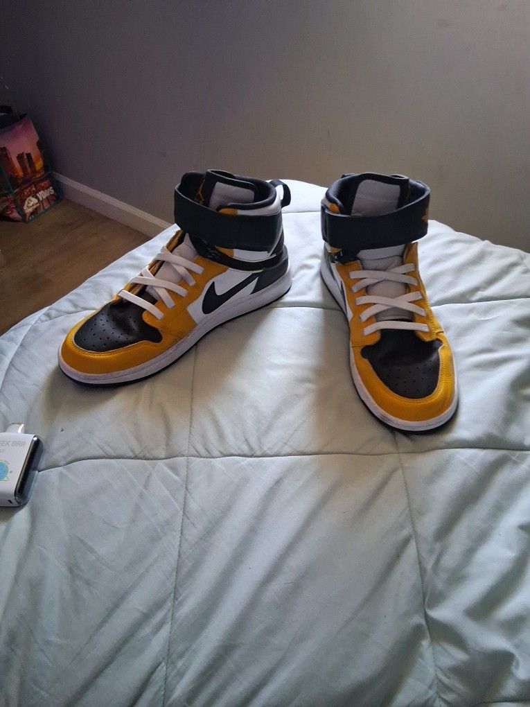 Air Jordan 1 Hi FlyEase