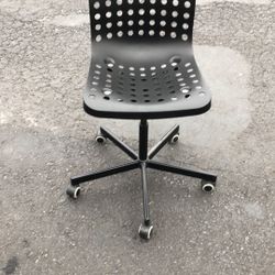 Almost new plastic IKEA office chair