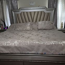 6 Pcs Bedroom Set,  King Bed , DRESSER,  Drawer With Mirror And 2 Nightstands OBO