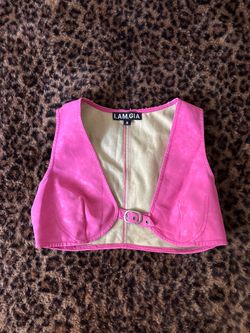 https://offerup.com/redirect/?o=SS5BTQ==.GIA pink buckle crop top🩷