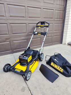 DeWALT 20V XR Push Lawn Mower