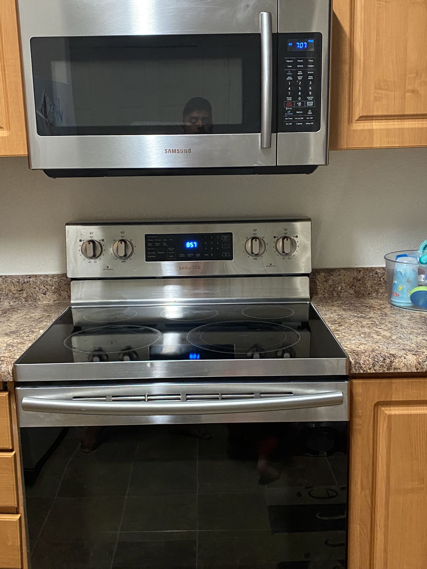 Electric Microwave ovenSamsung and stove set Really good working conditions