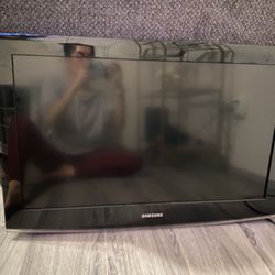 32” Samsung Flat Screen TV