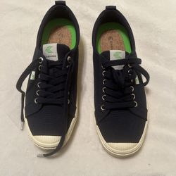Cariuma OCA Low Top Women’s 11, Men’s 9.5 Canvas Sneakers Navy Blue Walking