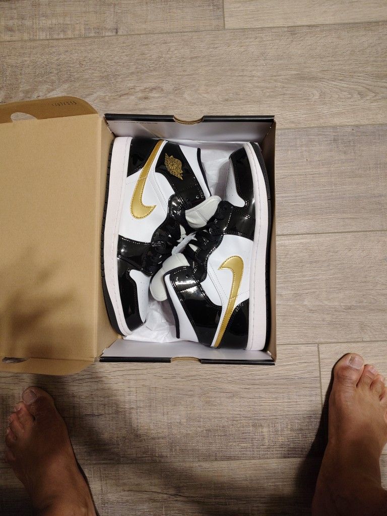 Air Jordan 1Mid SE/ Black Metallic Gold-White