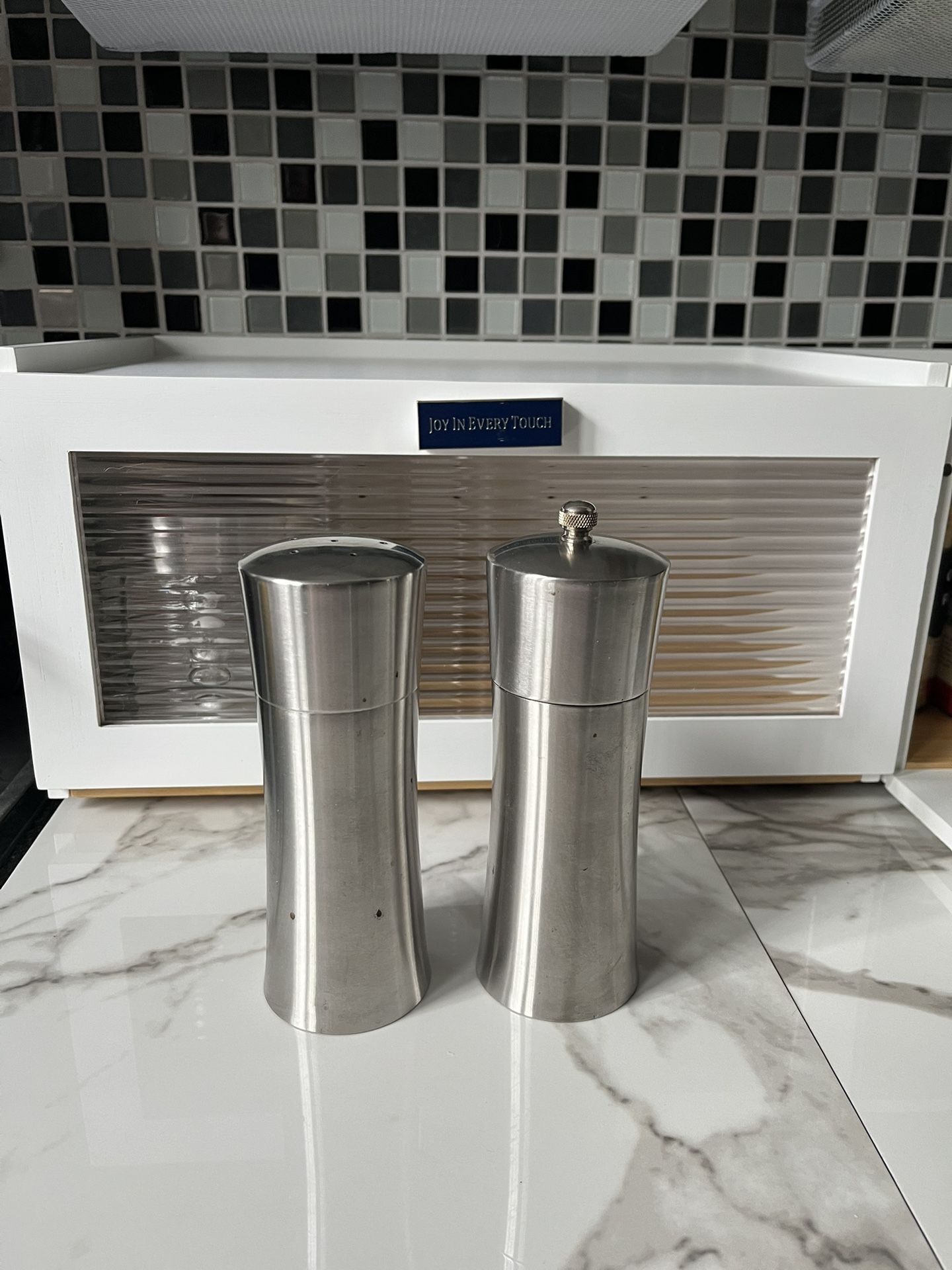 Salt and pepper shaker grinder