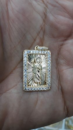 14k gold San judas cz stones 6 grams