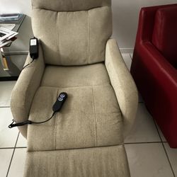 Power recliner chair with electric lift, used in good condition. It is 157 ave and 74 street of SW . Se habla español . 